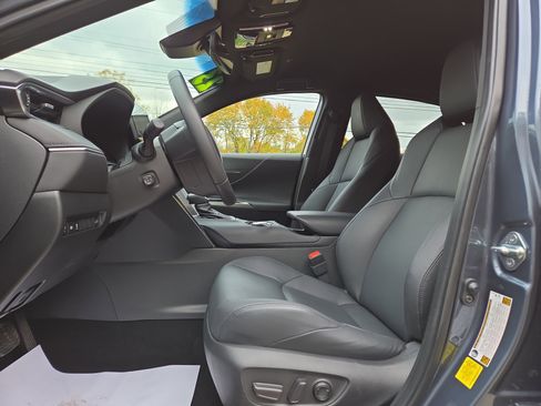 Used 2023 Toyota Venza XLE image 12