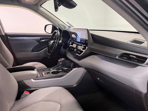Used 2021 Toyota Highlander Limited image 11