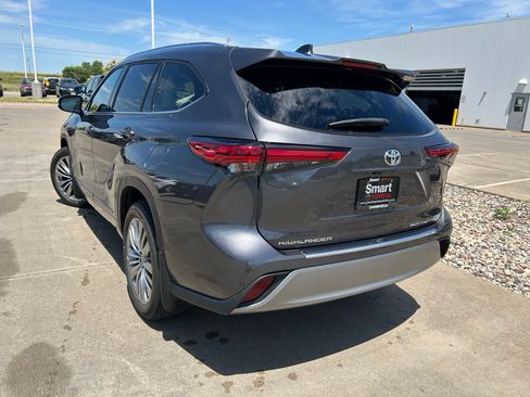 Certified 2021 Toyota Highlander Platinum AWD/4WD image 4
