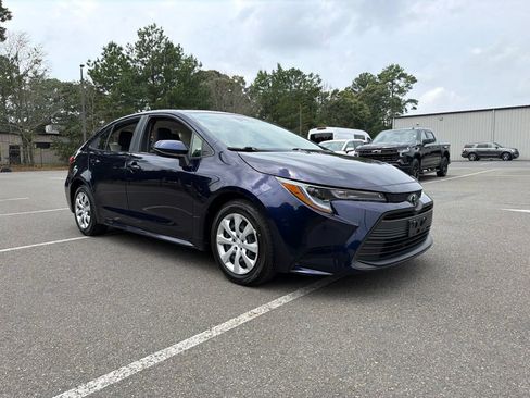 Used 2023 Toyota Corolla LE w/ Carpet Mat Package (TMS) FWD image 4