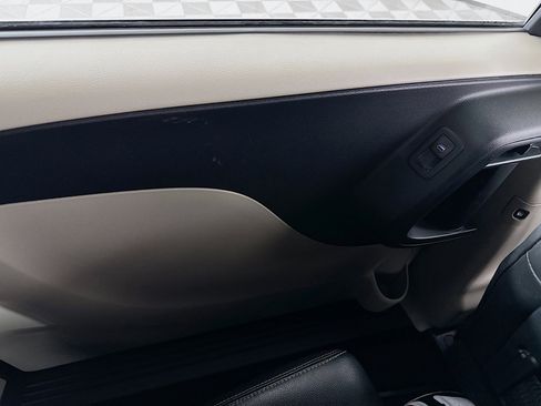 Used 2019 Dodge Grand Caravan SXT image 24