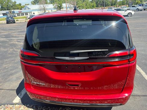 Used 2024 Chrysler Pacifica Touring-L FWD image 4