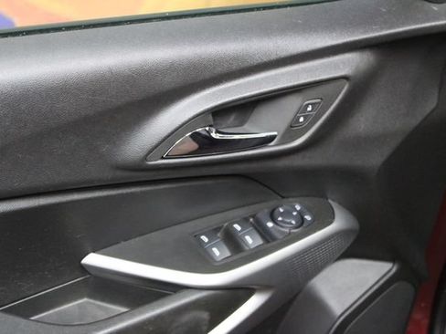 Used 2024 Chevrolet Trax RS w/ Sunroof Package FWD image 11
