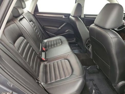 Used 2017 Volkswagen Passat 1.8T SEL Premium image 36