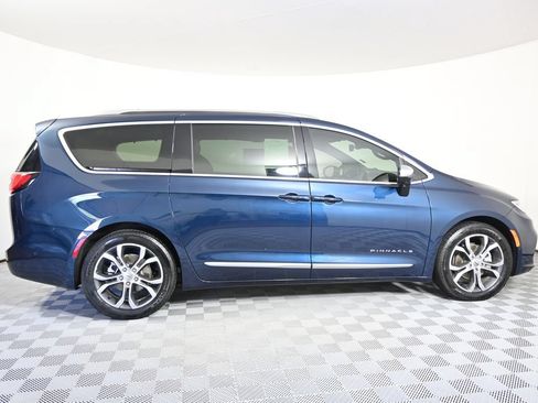 Used 2025 Chrysler Pacifica Pinnacle w/ Trailer Tow Group FWD image 7