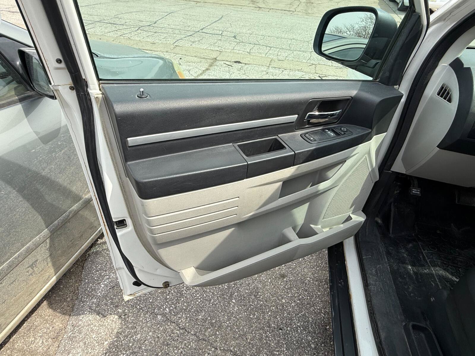 Used 2010 Dodge Grand Caravan FWD image 5