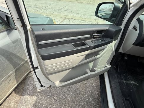 Used 2010 Dodge Grand Caravan image 5