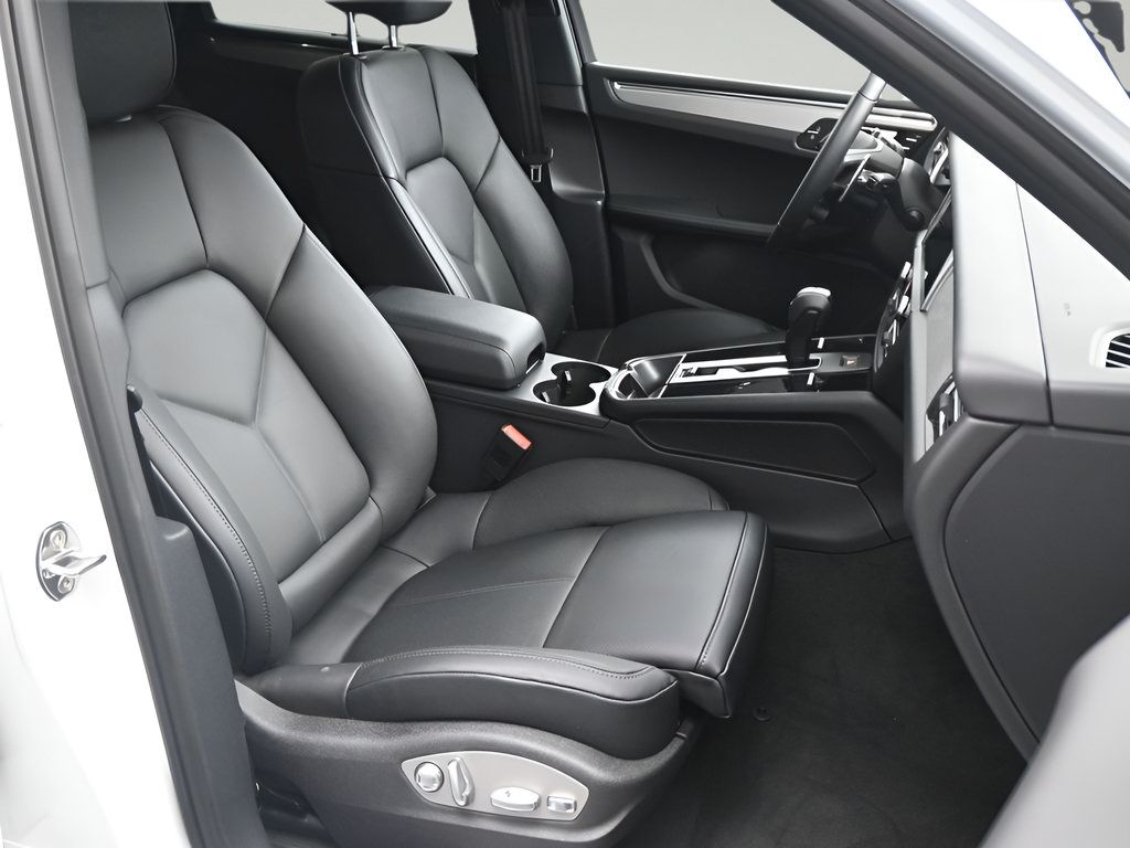Certified 2026 Porsche Macan AWD/4WD image 11