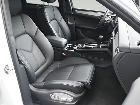 Used 2026 Porsche Macan AWD/4WD image 11