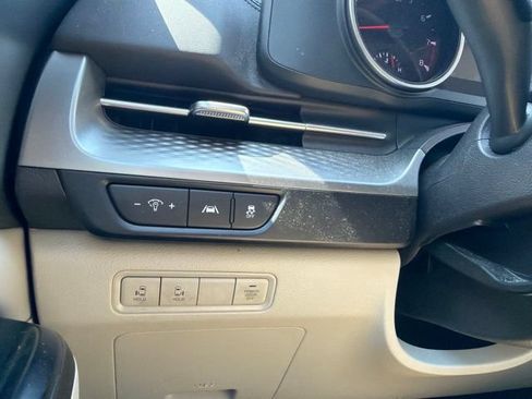 Used 2024 Kia Carnival LX FWD image 19