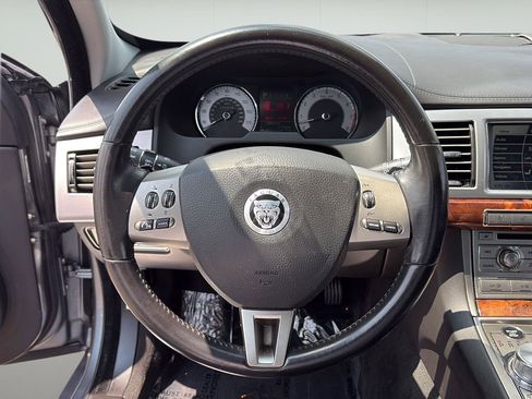 Used 2010 Jaguar XF Premium RWD image 12