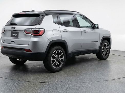 Used 2025 Jeep Compass Trailhawk AWD/4WD image 9