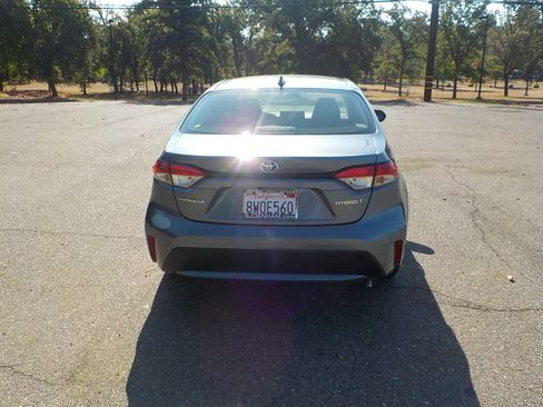 Used 2021 Toyota Corolla LE image 3