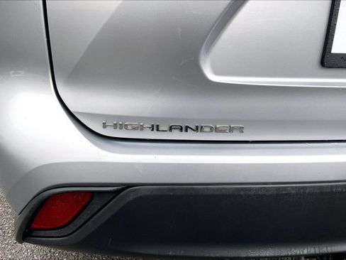 Used 2022 Toyota Highlander LE AWD/4WD image 7