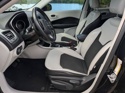 Used 2019 Jeep Compass Latitude FWD image 15