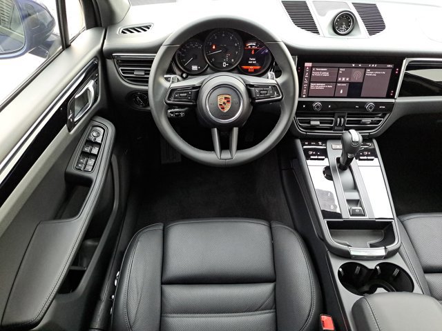 Certified 2025 Porsche Macan AWD/4WD image 17