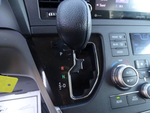 Used 2018 Toyota Sienna LE AWD image 27