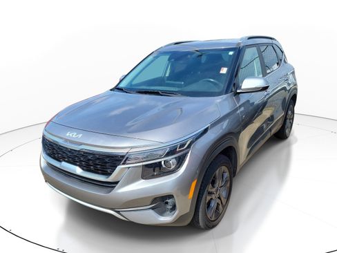 Used 2023 Kia Seltos S w/ Navigation Package FWD image 3