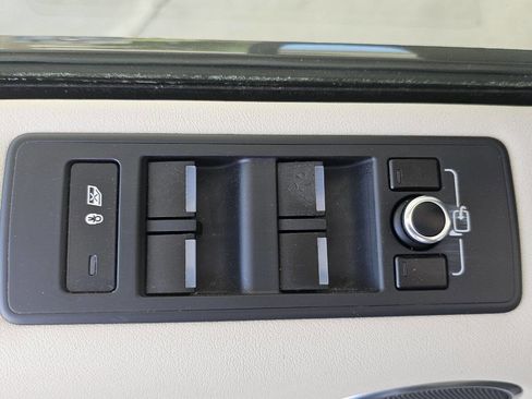 Used 2014 Land Rover Range Rover Sport HSE image 27