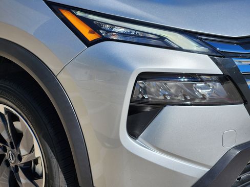 Used 2024 Nissan Rogue SV image 7