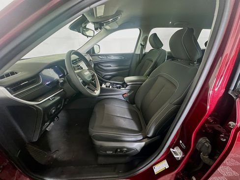 Used 2023 Jeep Grand Cherokee Laredo image 13