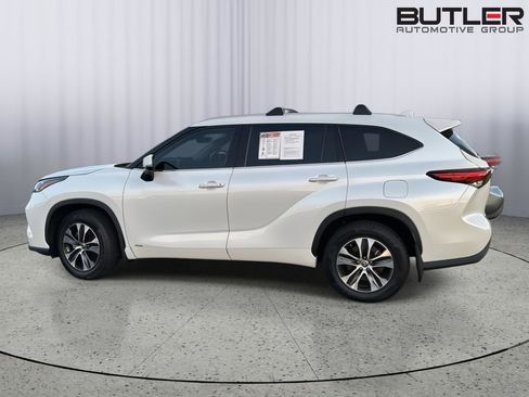Used 2022 Toyota Highlander XLE AWD/4WD image 3