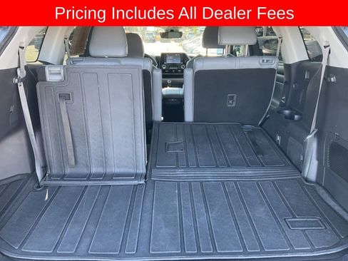 Used 2022 Toyota Highlander XLE FWD image 16