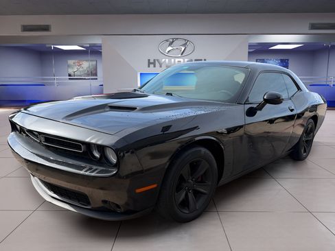 Used 2016 Dodge Challenger SXT RWD image 4