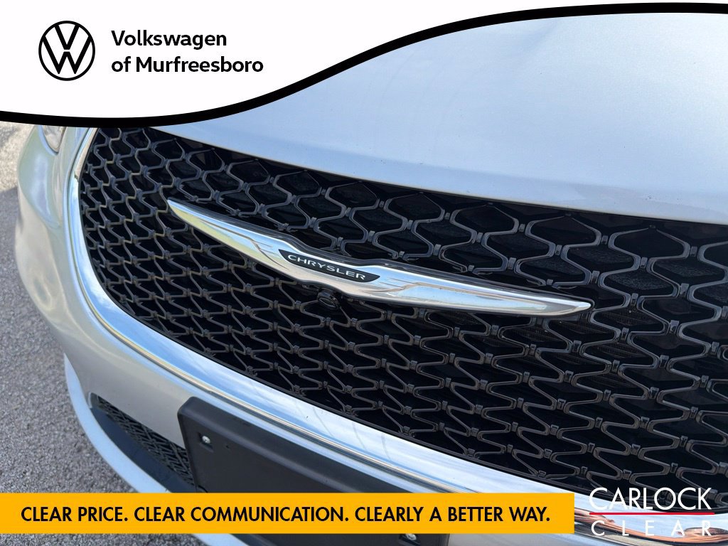 Used 2023 Chrysler Pacifica Touring-L FWD image 10