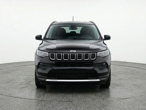 Used 2025 Jeep Compass Latitude image 2