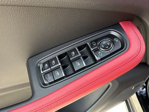 Used 2026 Porsche Macan AWD/4WD image 16