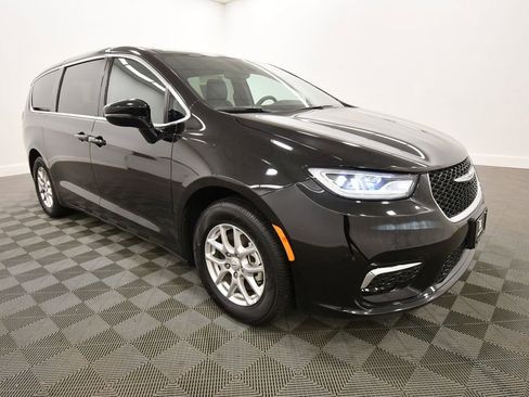Used 2025 Chrysler Pacifica Select FWD image 10