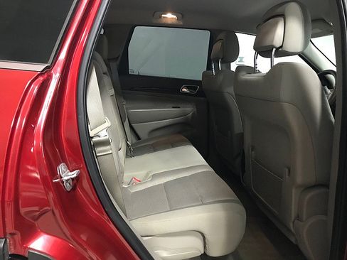 Used 2011 Jeep Grand Cherokee Laredo w/ Security & Convenience Group AWD/4WD image 16