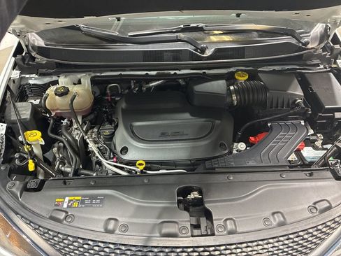 Used 2023 Chrysler Voyager LX image 4