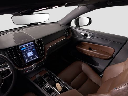 Certified 2023 Volvo XC60 B5 Plus w/ Climate Package FWD image 23