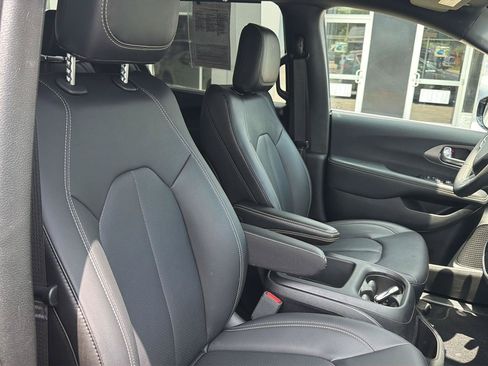 Used 2025 Chrysler Pacifica Select FWD image 5
