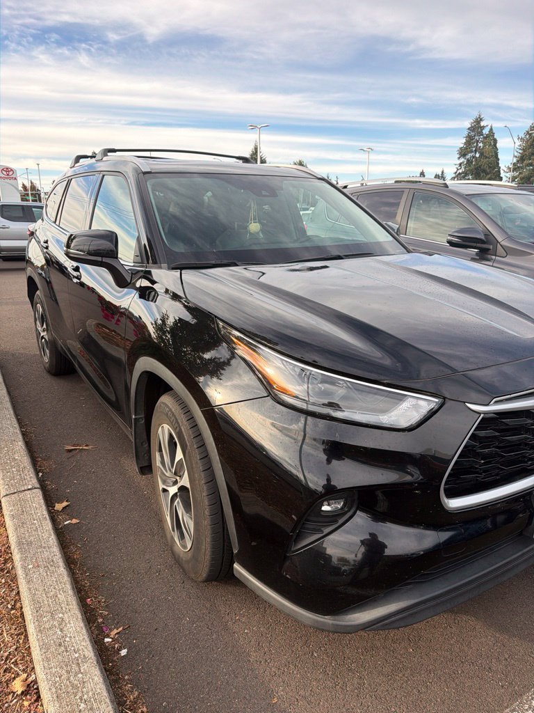 Used 2022 Toyota Highlander XLE AWD/4WD image 2