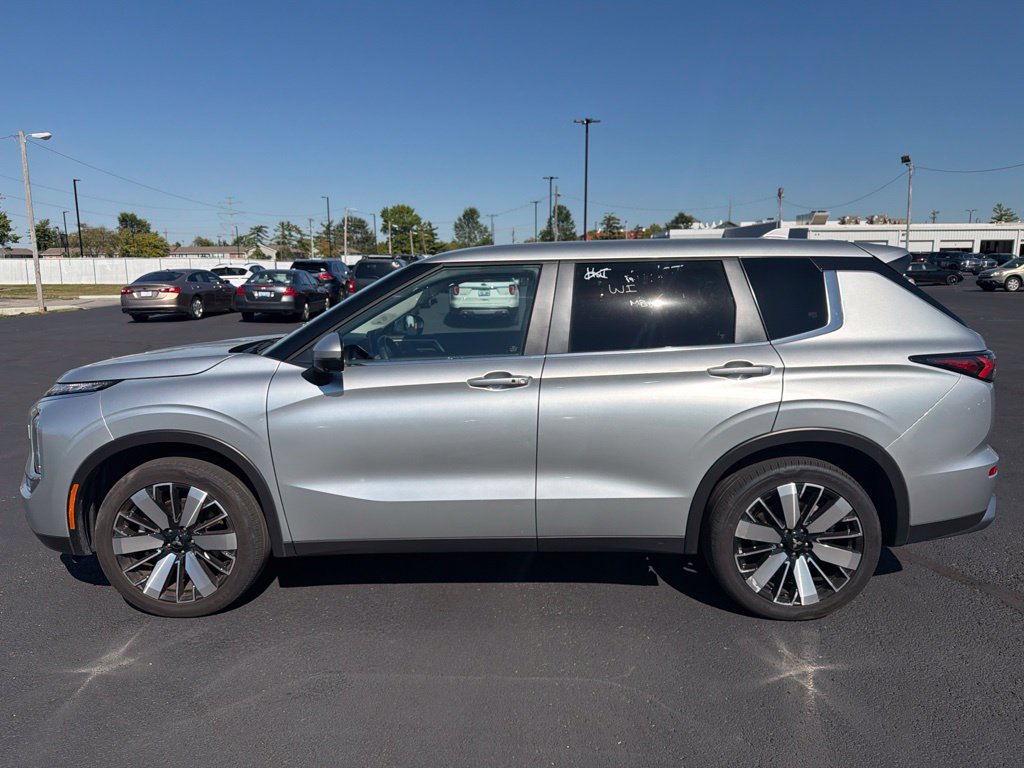 Used 2025 Mitsubishi Outlander SE AWD/4WD image 4
