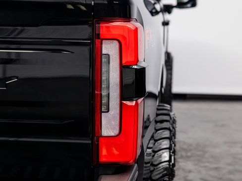 Used 2025 Ford F250 Platinum w/ FX4 Off-Road Package AWD/4WD image 21