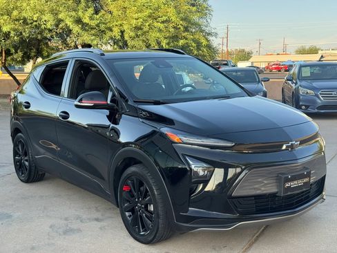 Used 2023 Chevrolet Bolt EUV LT w/ Redline Edition FWD image 4