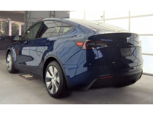 Used 2024 Tesla Model Y Long Range AWD/4WD image 4