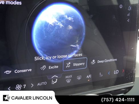 Used 2026 Lincoln Nautilus Premier AWD/4WD image 37