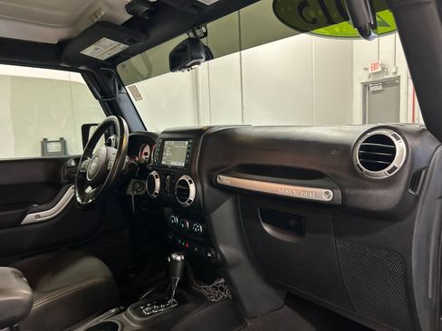 Used 2015 Jeep Wrangler Unlimited Sahara w/ Connectivity Group AWD/4WD image 33