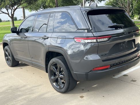 Used 2022 Jeep Grand Cherokee Altitude AWD/4WD image 7