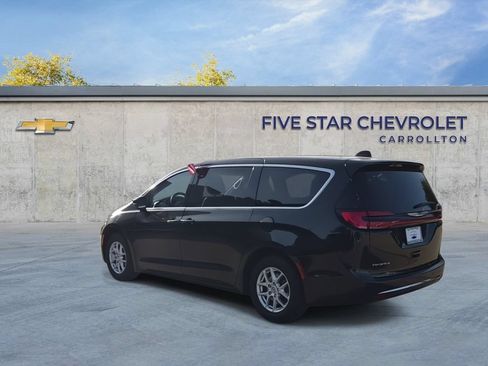 Used 2023 Chrysler Pacifica Touring-L FWD image 6