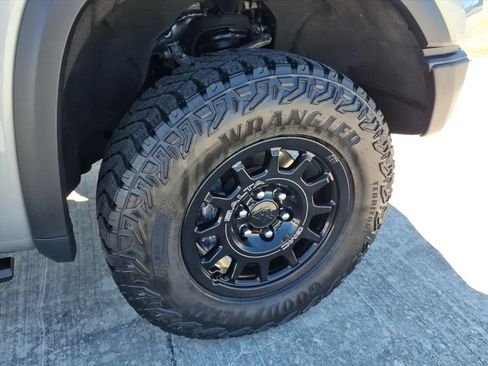 Used 2024 GMC Sierra 1500 AT4X w/ AT4X AEV Edition image 9