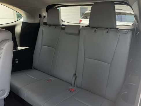 Used 2024 Toyota Highlander Platinum FWD image 11