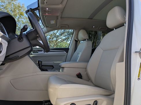 Used 2023 Volkswagen Atlas SE image 2