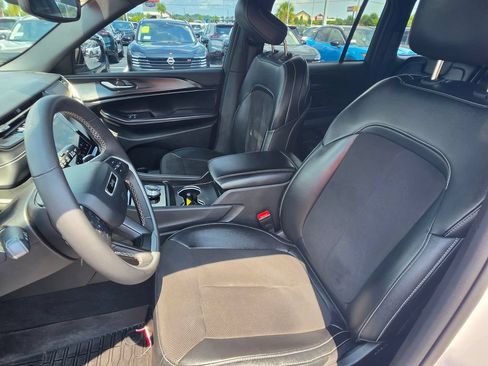 Used 2023 Jeep Grand Cherokee Altitude RWD image 18
