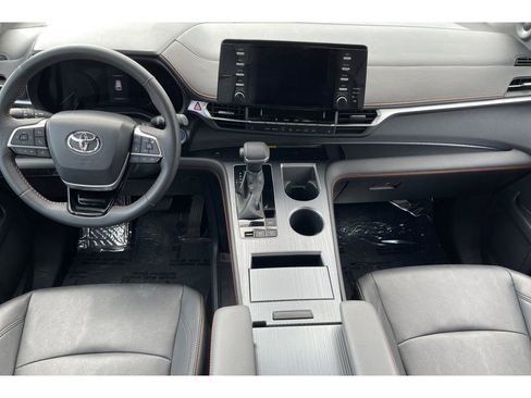 Used 2022 Toyota Sienna XSE image 15